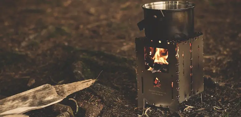 Ein Campingkocher mit einem kleinen Topf, der darauf steht. Symbolbild für den Text "Der Campingkocher".
