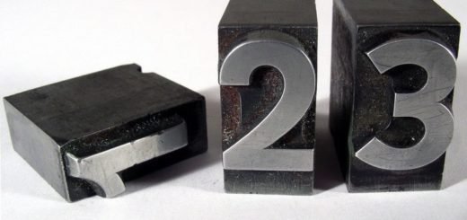 Drei Stempel nebeneinander. Einer trägt die Aufschrift des Symbols der Zahl eins, einer das Symbol der Zahl zwei und einer das Symbol der Zahl drei. Insgesamt als Ganzes ein Symbolbild für die Frage, Woher die Redewendung "Aller guten Dinge sind drei." kommt und was sie bedeutet.