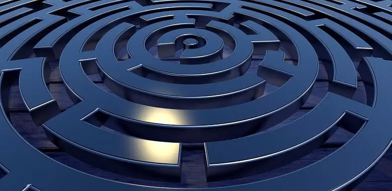 Blick von oben auf ein Labyrinth. Symbolbild für die Erklärung des Unterschieds zum Irrgarten.