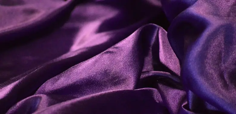 Nahaufnahme von einem Satinstoff. Symbolbild für die Erklärung, was Satin ist.