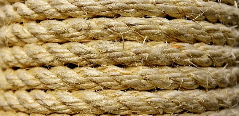 Nahaufnahme eines Seils aus Sisal. Symbolbild für die Erklärung, was Sisal ist.