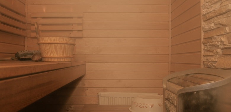 Innenansicht einer Sauna mit einem Aufguss. Symbolbild für die Erklärung, ob man nach einem Aufguss in der Sauna mehr schwitzt als vorher.