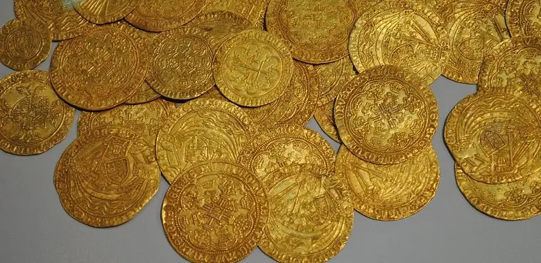 Viele Goldmünzen auf einem Haufen. Symbolbild für die Erklärung der Redensart "etwas zu schätzen wissen".