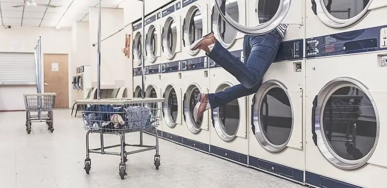 Viele Waschmaschinen in einem Waschsalon. Symbolbild für die Erklärung wie die Vorwäsche bei der Waschmaschine funktioniert.