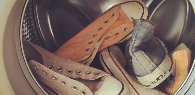 Schuhe in einer Waschtrommel. Smybolbild für die Frage, ob man Schuhe in der Waschmaschine waschen kann.