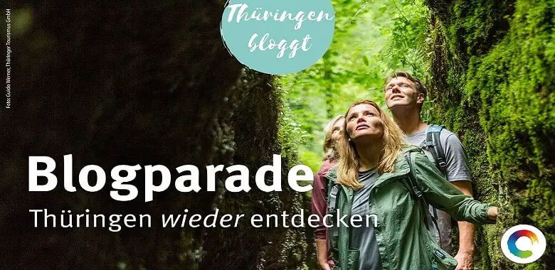 Menschen laufen durch eine Schlucht. Titelbild der Blogparade "Thüringen wieder entdecken".