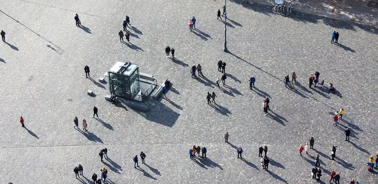 Luftaufnahme von wenigen Menschen auf einem Platz. Symbolbild für die Länder Europas mit den wenigsten Einwohnern.