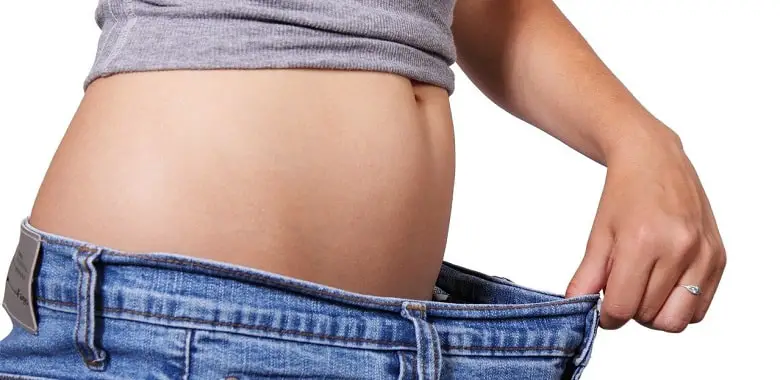 Nahaufnahme von einem Bauch. Symbolbild für die Frage, wie groß das Fassungsvermögen des Magens ist und wie viele Liter dort hinein passen.