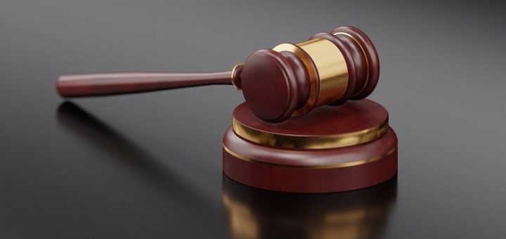 Nahaufnahme eines Richterhammers. Symbolbild für die Erklärung des Unterschieds von Eigentum und Besitz.