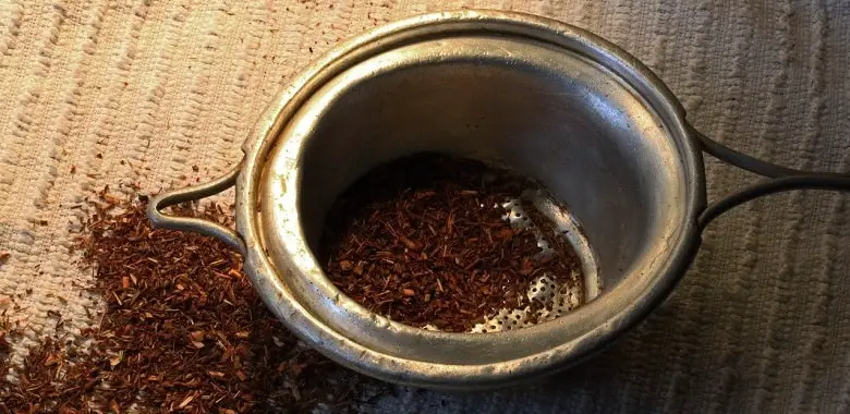 Ein Teesieb mit Rooibos. Symbolbild für die Erklärung, was Rooibos bzw. Roibusch ist.