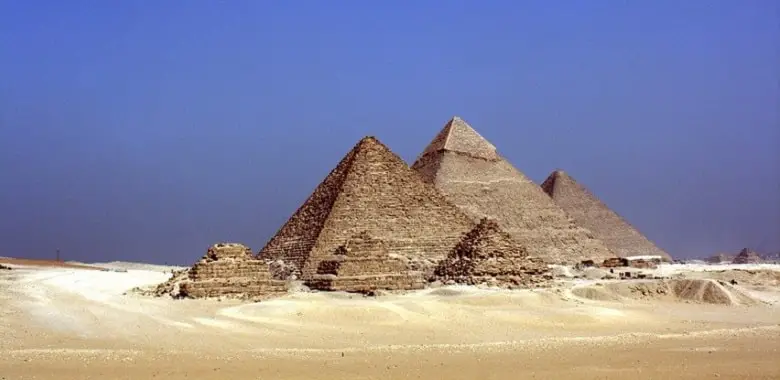Ein Bild der ägyptischen Pyramiden. Symbolbild für die Erklärung, wer Kleopatra war.