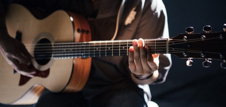 Nahaufnahme einer Gitarre. Symbolbild für die Erklärung, was ein Jingle ist.