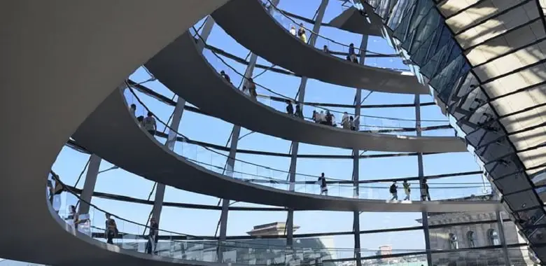 Eine Innenansicht der Kuppel des Bundestags. Symbolbild für eine moderne Schule ohne Klassenzimmer.