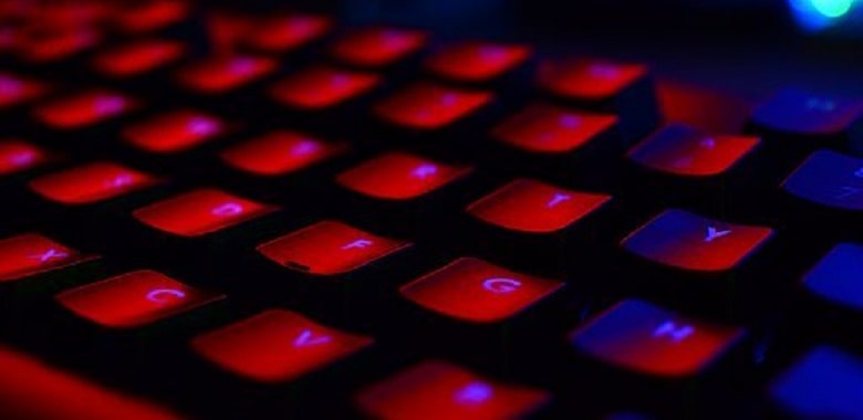 Nahaufnahme einer Tastatur. Symbolbild für eine moderne Schule mit dem Unterrichtsfach Zocken und Anti-Agressionstraining.