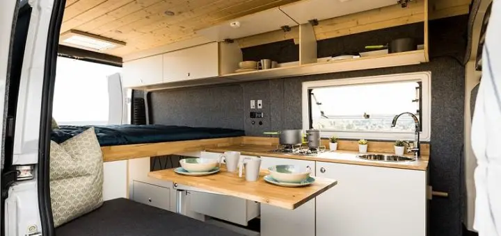 Innenansicht eines Campervans mit Lagun-Tischgestell.