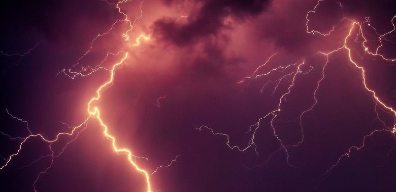 Mehrere Blitze erleuchten einen wolkigen Himmel. Symbolbild für die 100WÖRTER-Schülergeschichte "Nacht voller Blitze".