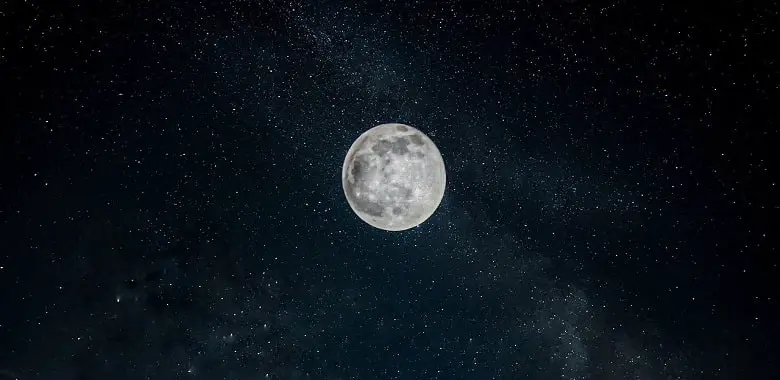 Ein großer Vollmond an einem Sternenhimmel. Symbolbild für die 100WÖRTER-Schülergeschichte "Sternenhimmelnacht".