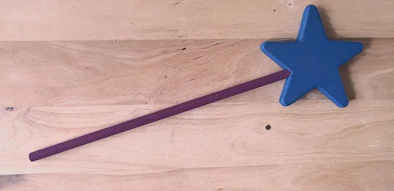Ein Zauberstabd auf einem Tisch. Symbolbild für die 100WÖRTER-Schülergeschichte "Der kaputte Zauberstab".