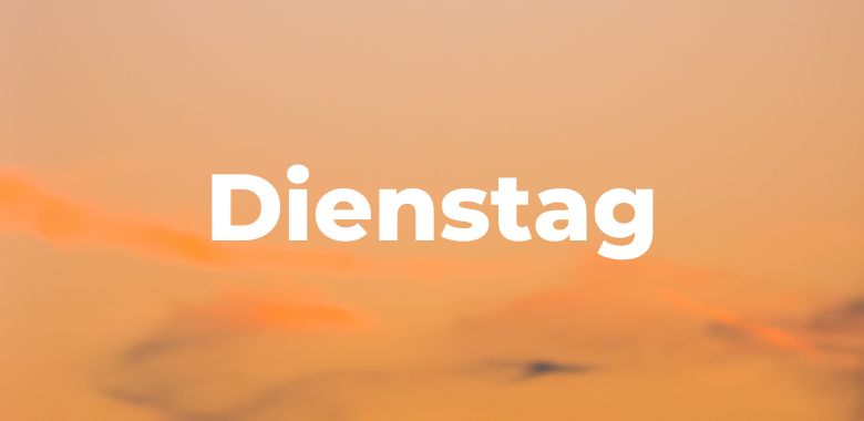 Das Wort "Dienstag" vor einem Hintergrund mit goldenem Himmel. Symbolbild zur Erklärung, wie der Dienstag zu seinem Namen kam.