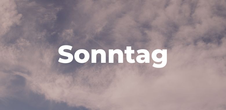 Das Wort "Sonntag" vor einem Hintergrund mit Wolken. Symbolbild zur Erklärung, wie der Sonntag zu seinem Namen kam.