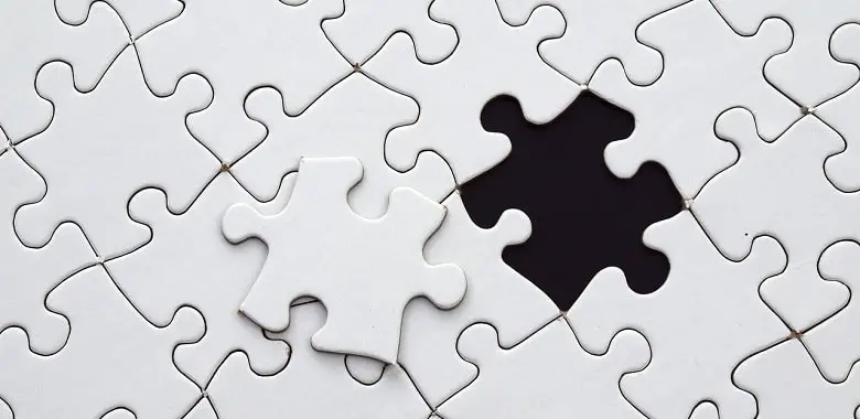Ein Puzzle mit einem fehlenden Puzzleteil. Symbolbild für die Erklärung der Redensart „der Vollständigkeit halber“.