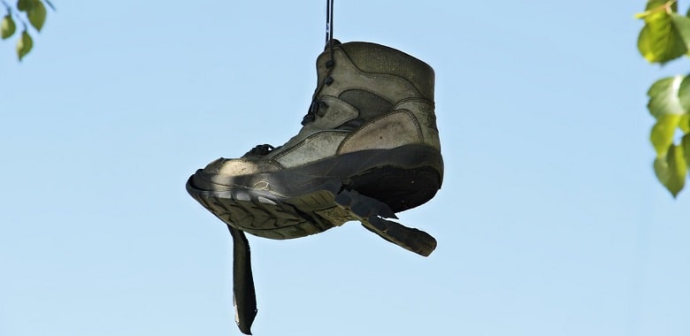 Ein einzelner kaputter Schuh. Symbolbild für die Erklärung des Sprichworts "Umgekehrt wird ein Schuh daraus."