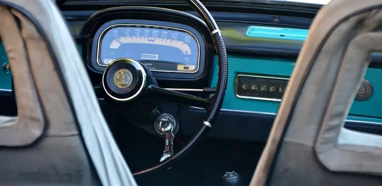 Ein Autoschlüssel im Schloss eines Oldtimers. Symbolbild für die Erklärung der verschiedenen Stellungen des Autoschlüssels im Schloss.