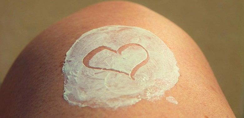 Sonnencreme auf der Haut. Symbolbild für die Erklärung, wie Sonnencreme funktioniert.