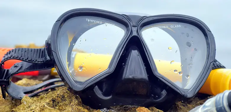 Nahaufnahme einer Taucherbrille. Symbolbild für die Erklärung, warum Taucherbrillen unter Wasser beschlagen.