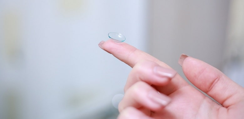 Eine Kontaktlinse auf einem Finger. Symbolbild für die Erklärung, ob Kontaktlinsen beschlagen können.