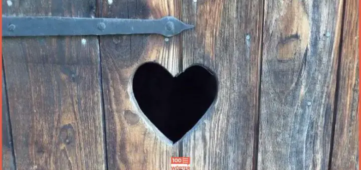 Ein Herz in einer hölzernen Toilettentür. Symbolbild für die Erklärung und Herkunft der Redewendung auf die 17 gehen.