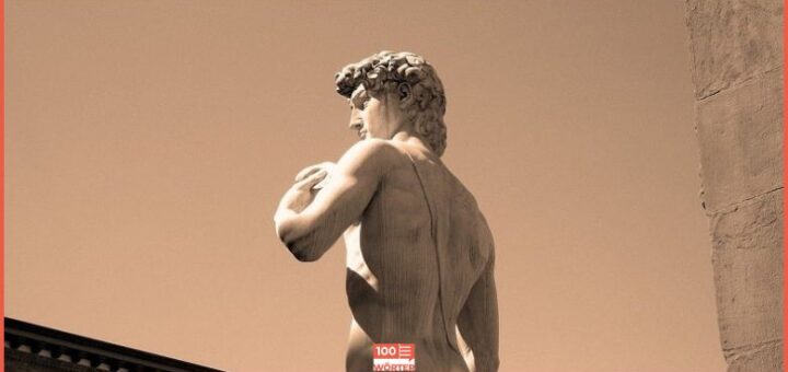 Nahaufnahme des Kopfes eine antiken Statue. Symbolbild für die Erklärung und Herkunft der Redewendung vor den Kopf stoßen.