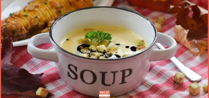 Eine Schüssel mit Suppe. Symbolbild für die Erklärung der Redensart „auf der Brennsuppe dahergeschwommen sein“.