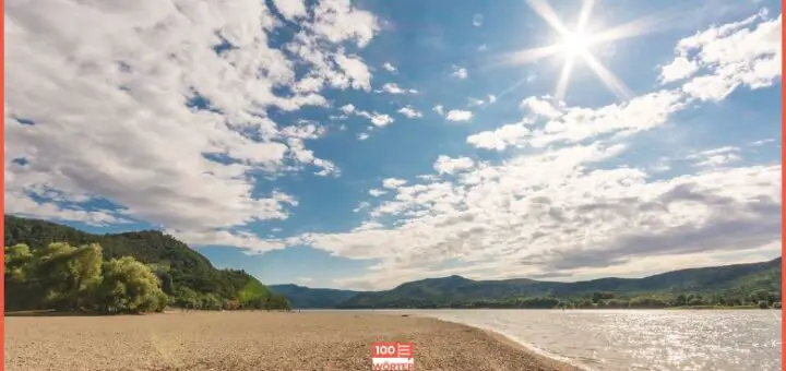 Die Sonne scheint an einem blauen Himmel. Symbolbild für die Erklärung des Sprichworts „Es herrscht eitel Sonnenschein“.