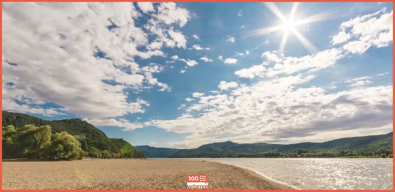 Die Sonne scheint an einem blauen Himmel. Symbolbild für die Erklärung des Sprichworts „Es herrscht eitel Sonnenschein“.