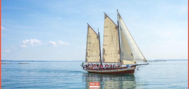 Ein großes Segelboot auf dem Meer. Symbolbild für die Erklärung der Redensart „Mast- und Schotbruch“.