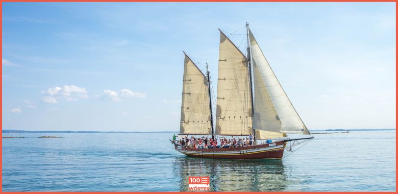 Ein großes Segelboot auf dem Meer. Symbolbild für die Erklärung der Redensart „Mast- und Schotbruch“.