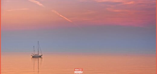 Ein kleines Boot auf einem See. Symbolbild für die Erklärung der Redensart „jemandem eine handbreit Wasser unterm Kiel wünschen“.