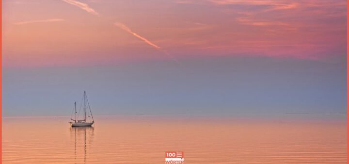 Ein kleines Boot auf einem See. Symbolbild für die Erklärung der Redensart „jemandem eine handbreit Wasser unterm Kiel wünschen“.