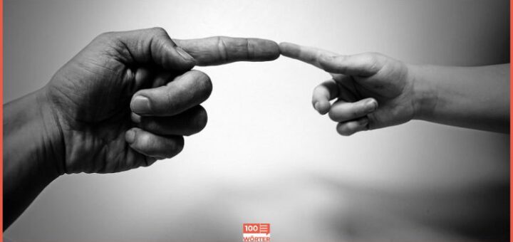 Ein Finger eines Erwachsenen un der Finger eines Kindes berühren sich. Symbolbild für die Erklärung und Herkunft der Redewendung das berührt mich peripher.