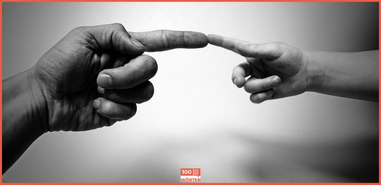 Ein Finger eines Erwachsenen un der Finger eines Kindes berühren sich. Symbolbild für die Erklärung und Herkunft der Redewendung das berührt mich peripher.